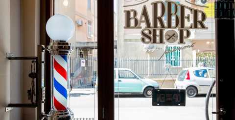 Pali colorati, rimandi a Inghilterra e Usa, cura dei dettagli:  il fenomeno "barber shop"